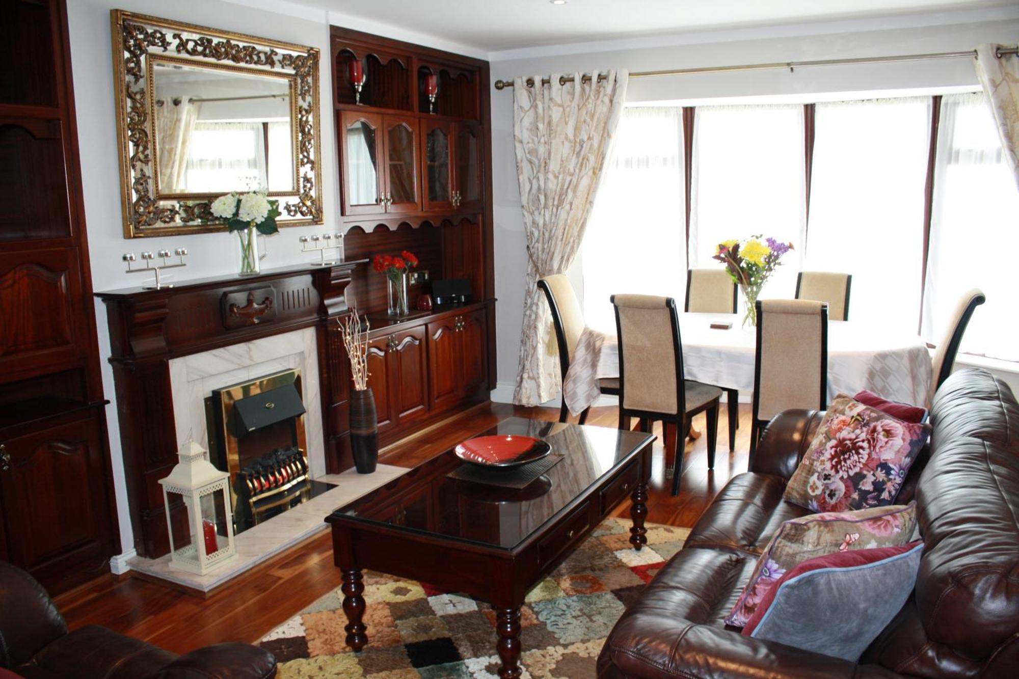 Holiday home Town Centre Location With Free Private Parking -wifi - Entire With 4 Bedrooms Ensuite - Sleeps 9