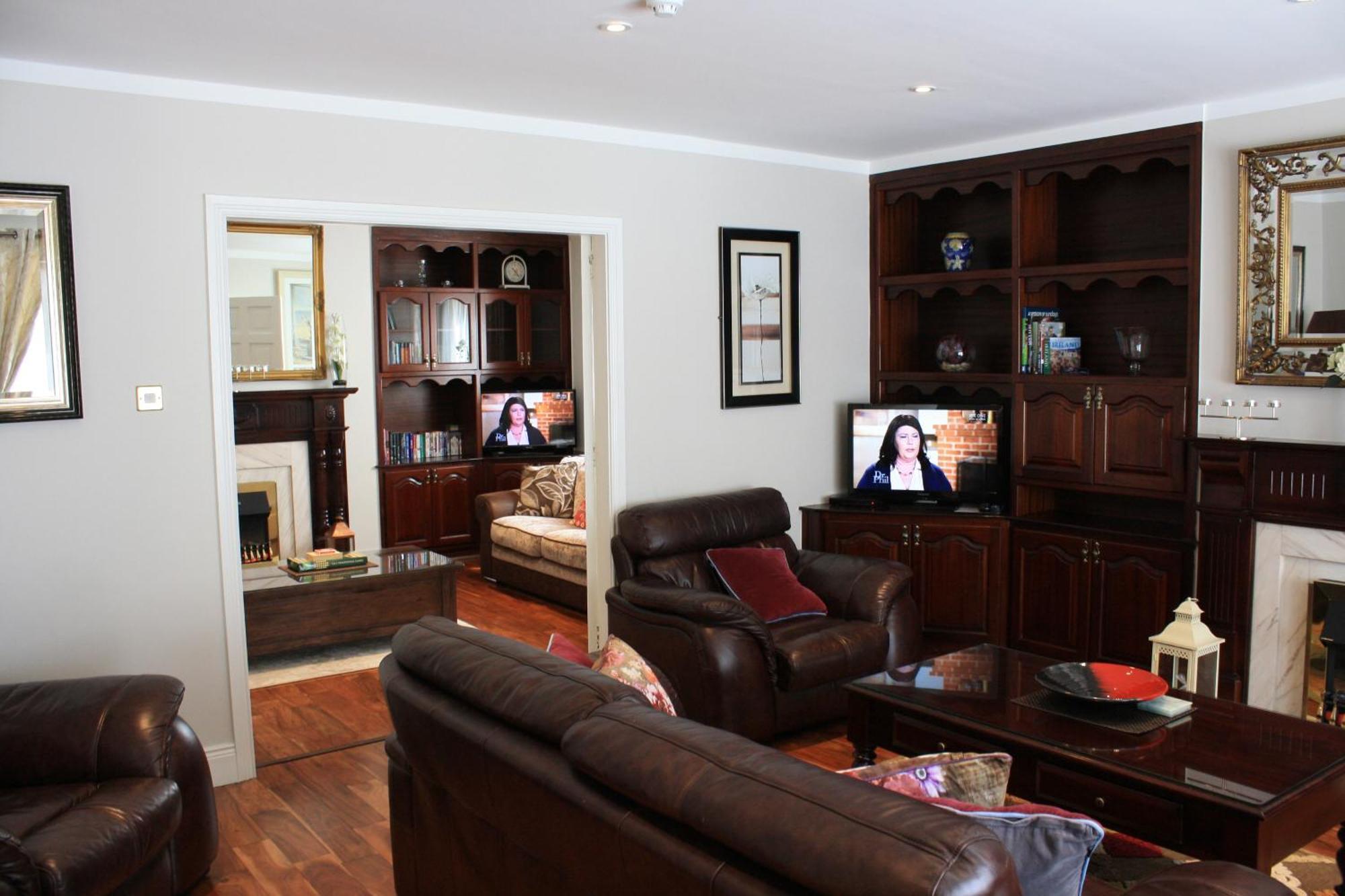 Holiday home Town Centre Location With Free Private Parking -wifi - Entire With 4 Bedrooms Ensuite - Sleeps 9