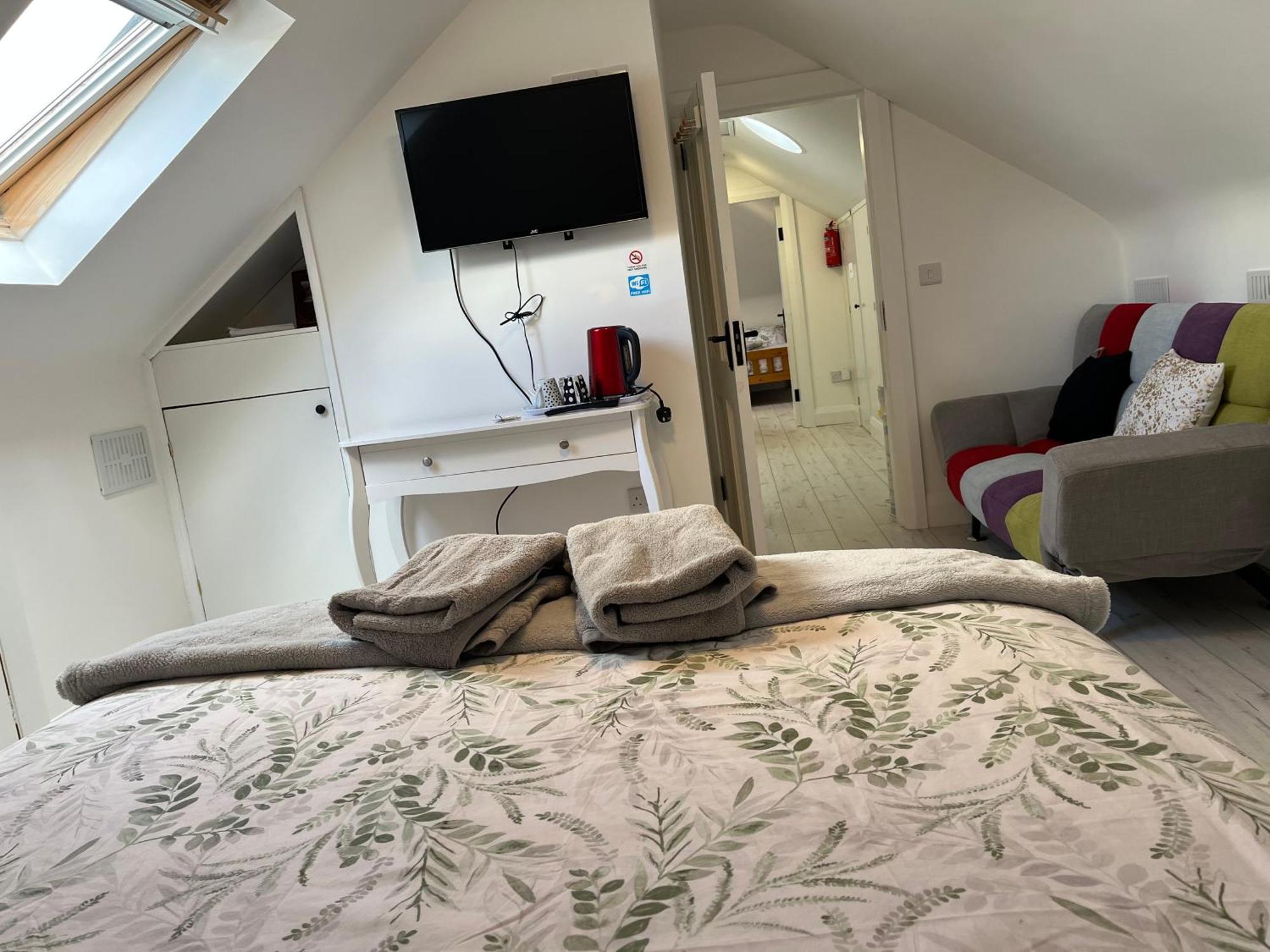 V93c9r0 Stone View Wonderful Spacious Two Bed Attic Private Entrance Private Bathroom With Kitchenette Apartment
