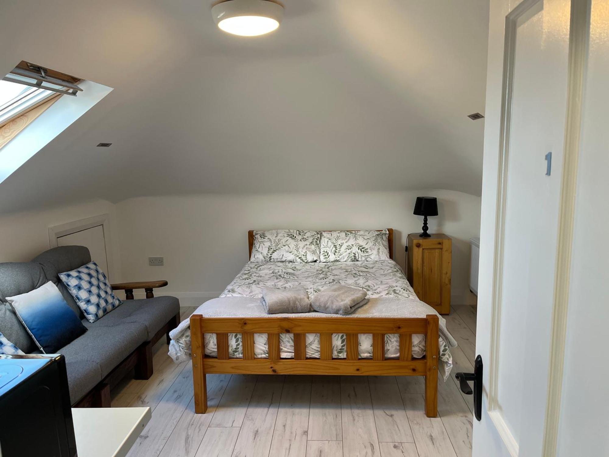 V93c9r0 Stone View Wonderful Spacious Two Bed Attic Private Entrance Private Bathroom With Kitchenette Apartment Killarney