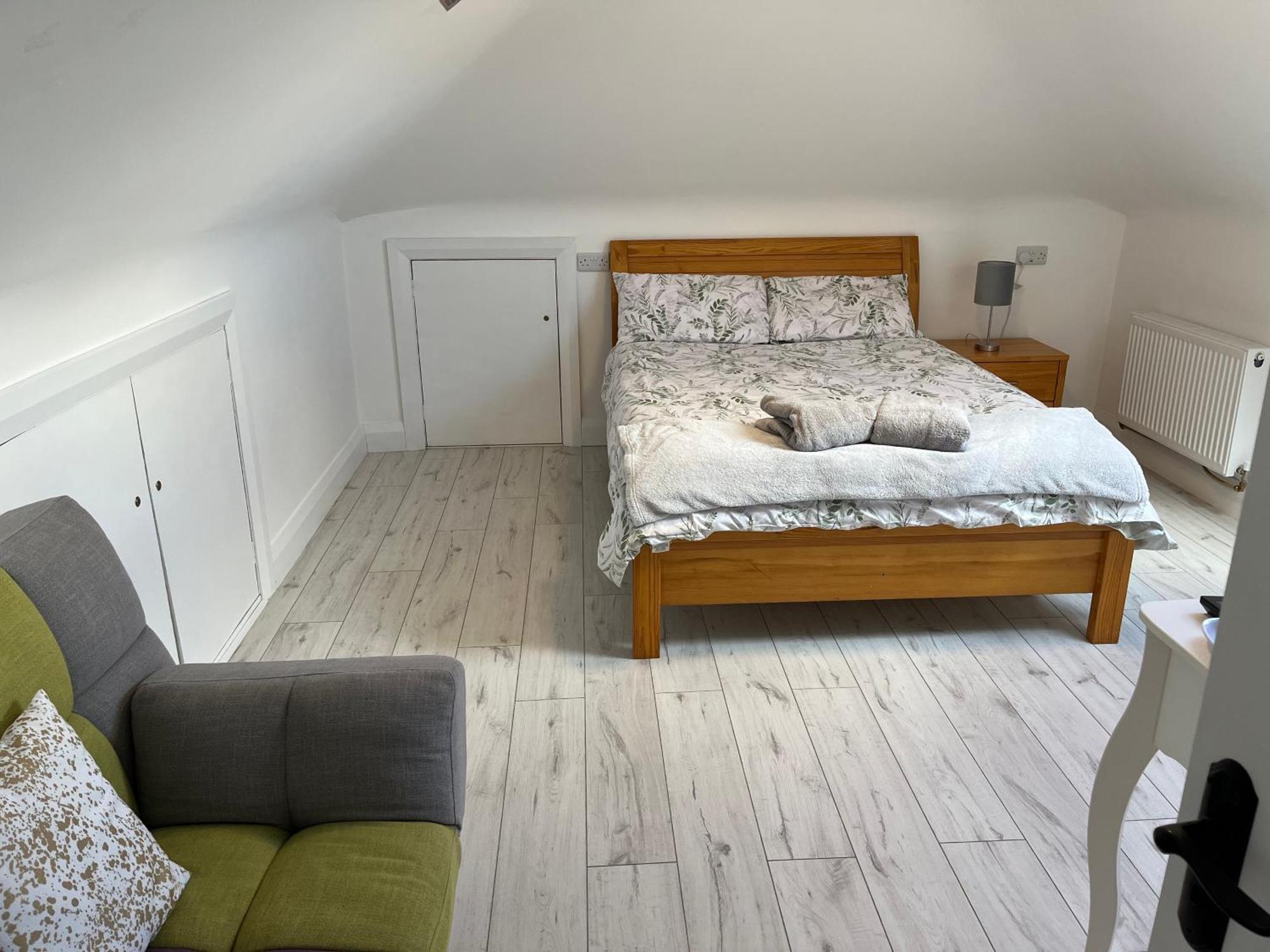 V93c9r0 Stone View Wonderful Spacious Two Bed Attic Private Entrance Private Bathroom With Kitchenette Killarney