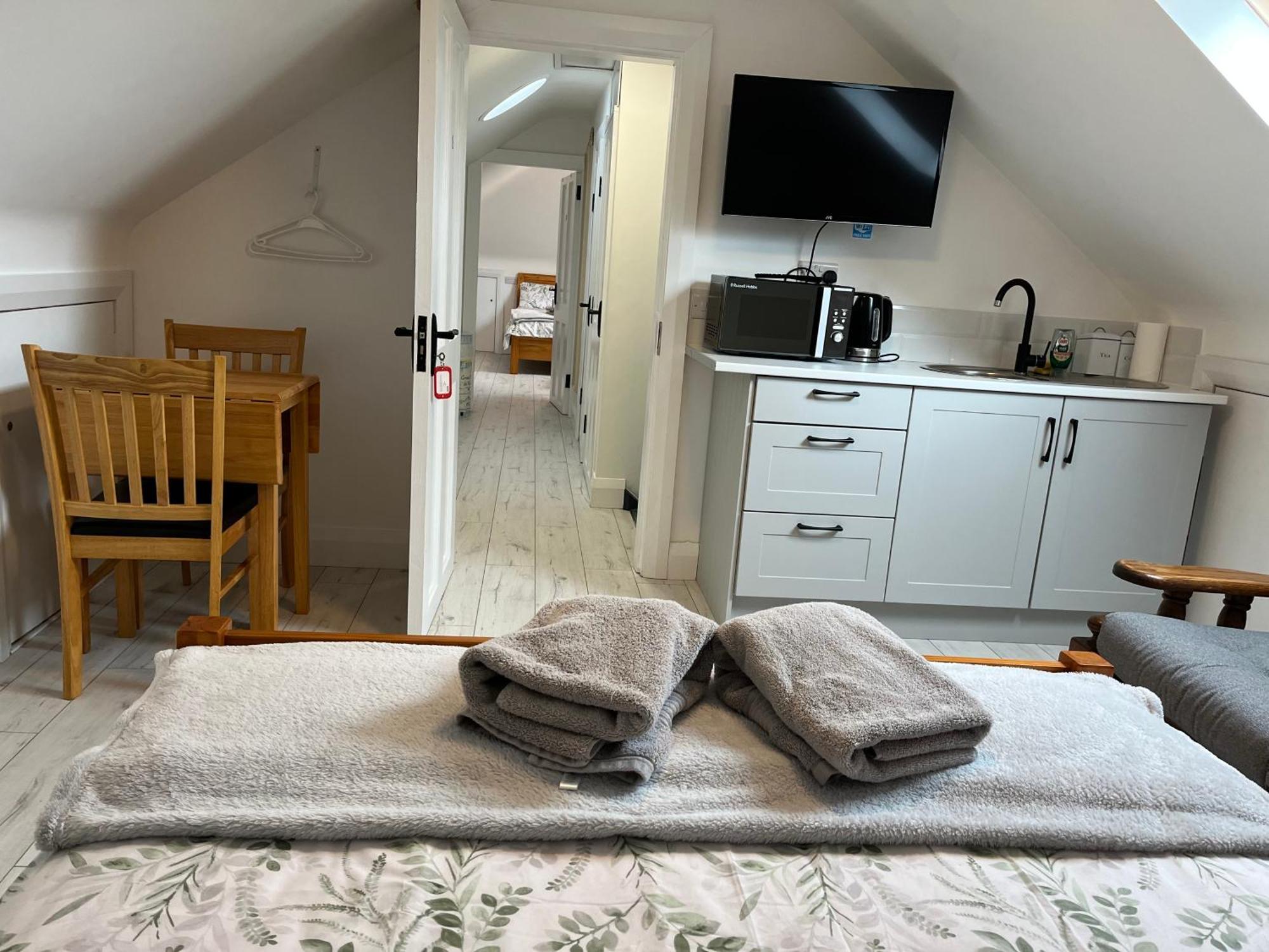 V93c9r0 Stone View Wonderful Spacious Two Bed Attic Private Entrance Private Bathroom With Kitchenette Apartment *