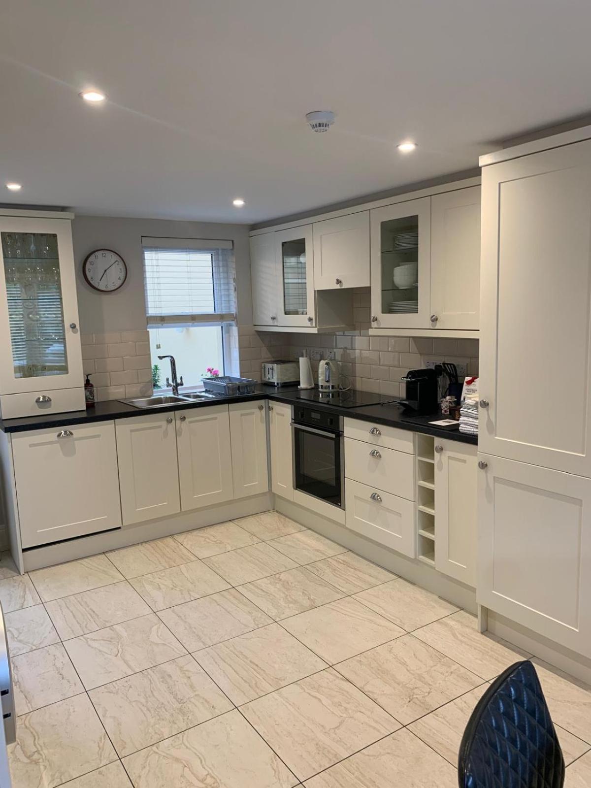 3 Fair Hill House Centrally Located With Parking And Wifi Sleeps 6