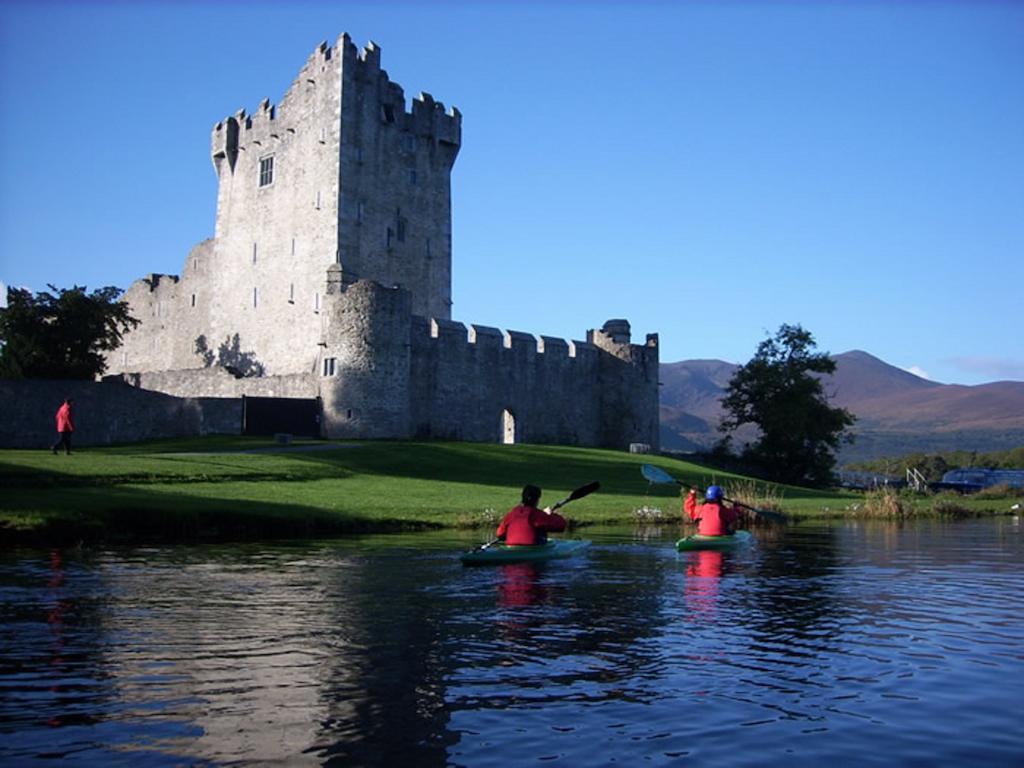 Town Centre Location -Free Private Parking -Luxury 4 Bedroom House All En-Suite With Power Showers -Full Kitchen, 2 Living Rooms - Great Location - Shops And Restaurants 3-Minute Walk -Fast Wi-Fi -Sleeps 9 Guests Killarney