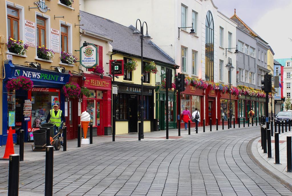Holiday home Town Centre Location -Free Private Parking -Luxury 4 Bedroom House All En-Suite With Power Showers -Full Kitchen, 2 Living Rooms - Great Location - Shops And Restaurants 3-Minute Walk -Fast Wi-Fi -Sleeps 9 Guests Killarney