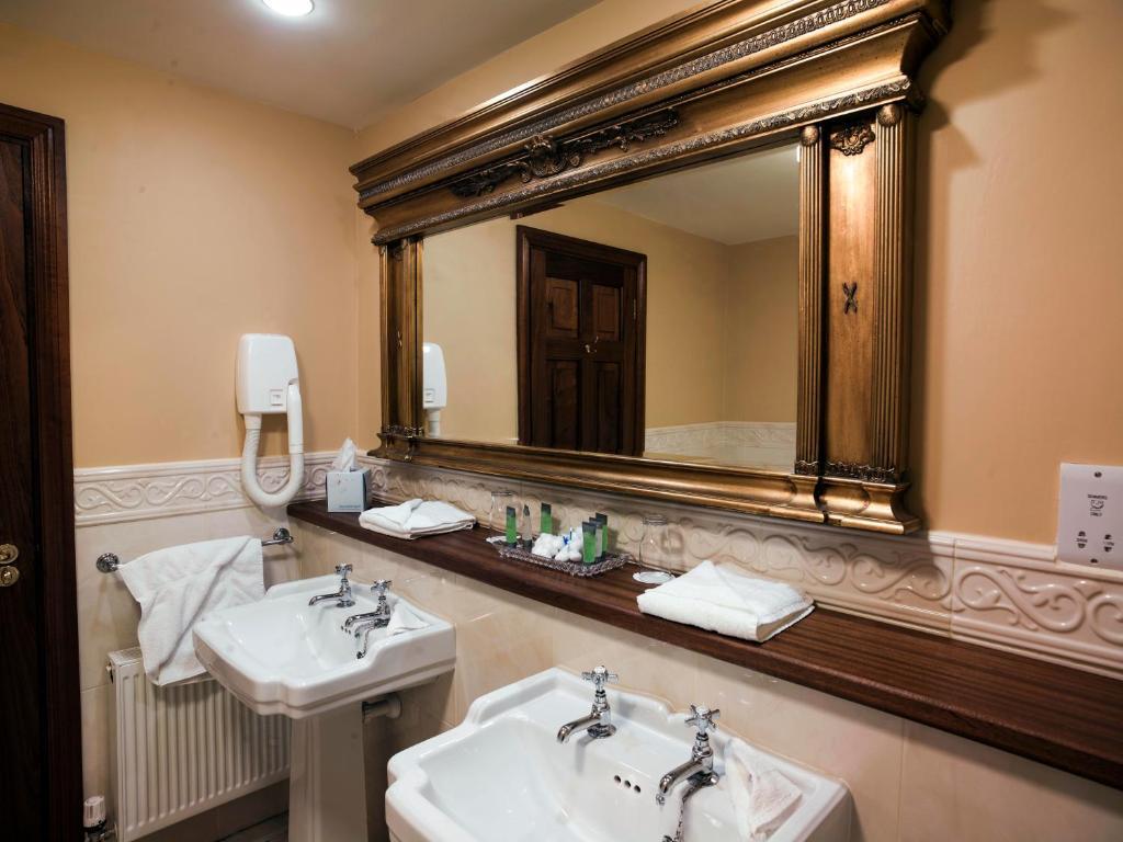 Earls Court House 4*