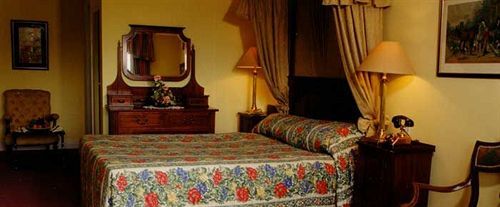 Earls Court House Guest house 4*