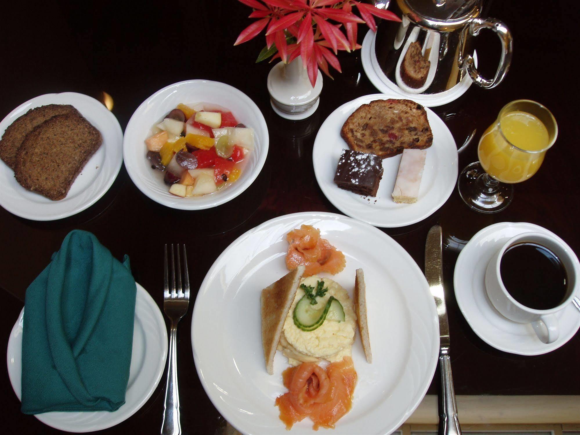 Earls Court House Guest house 4*