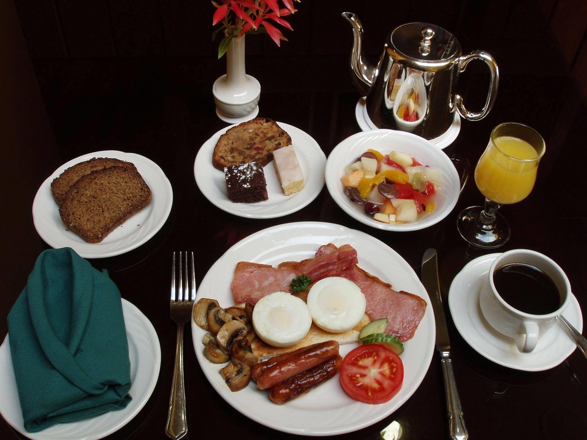 Earls Court House Guest house 4*