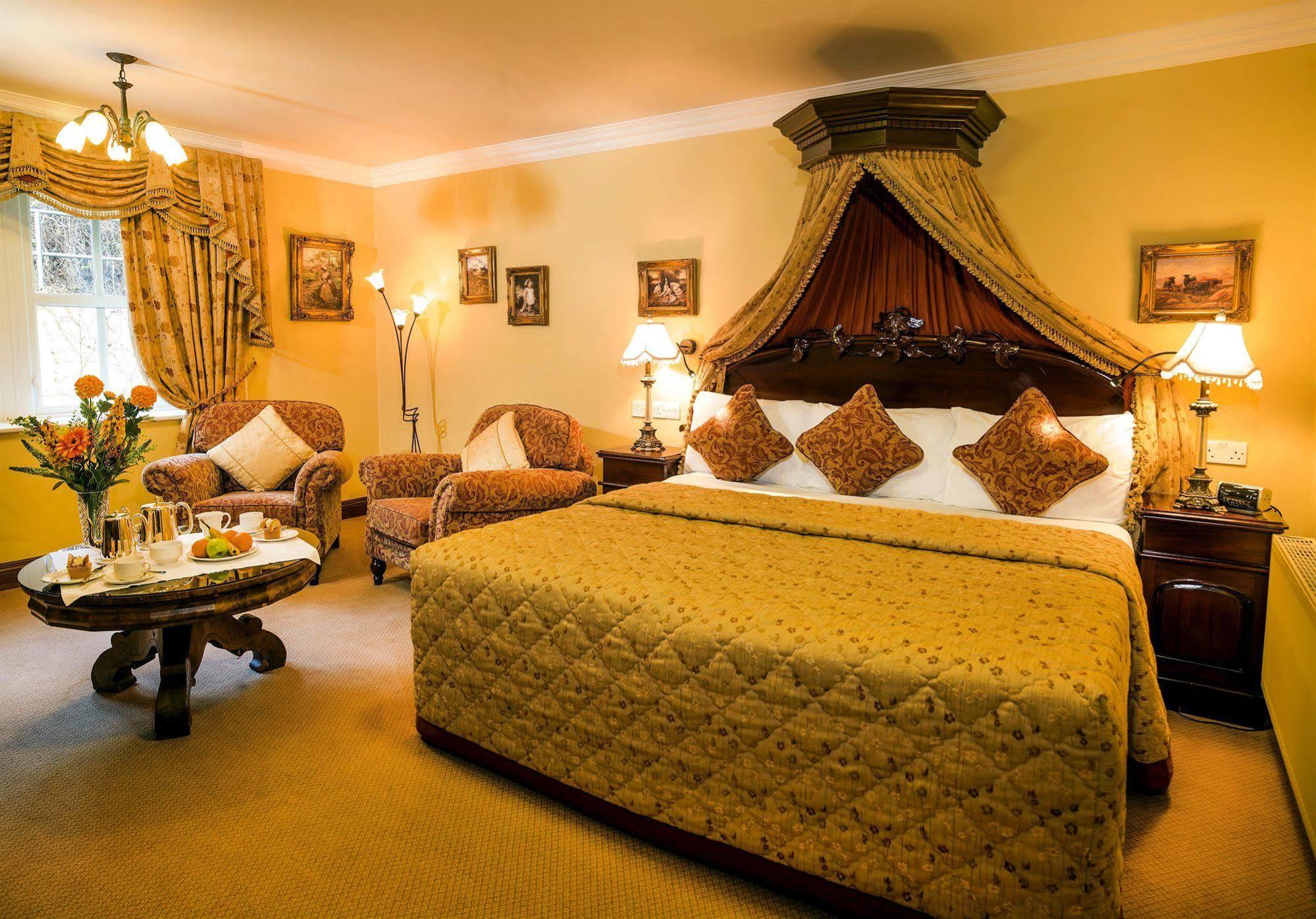 Earls Court House 4*