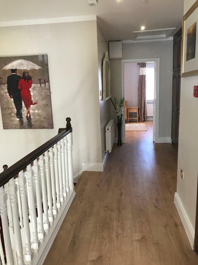 Town Centre Location -Free Private Parking -Luxury 4 Bedroom House All En-Suite With Power Showers -Full Kitchen, 2 Living Rooms - Great Location - Shops And Restaurants 3-Minute Walk -Fast Wi-Fi -Sleeps 9 Guests Holiday home *