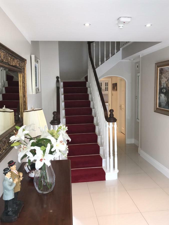 Town Centre Location -Free Private Parking -Luxury 4 Bedroom House All En-Suite With Power Showers -Full Kitchen, 2 Living Rooms - Great Location - Shops And Restaurants 3-Minute Walk -Fast Wi-Fi -Sleeps 9 Guests Holiday home *