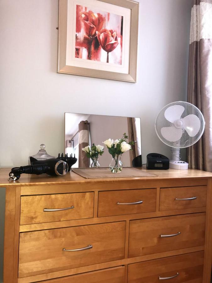 Town Centre Location -Free Private Parking -Luxury 4 Bedroom House All En-Suite With Power Showers -Full Kitchen, 2 Living Rooms - Great Location - Shops And Restaurants 3-Minute Walk -Fast Wi-Fi -Sleeps 9 Guests Holiday home