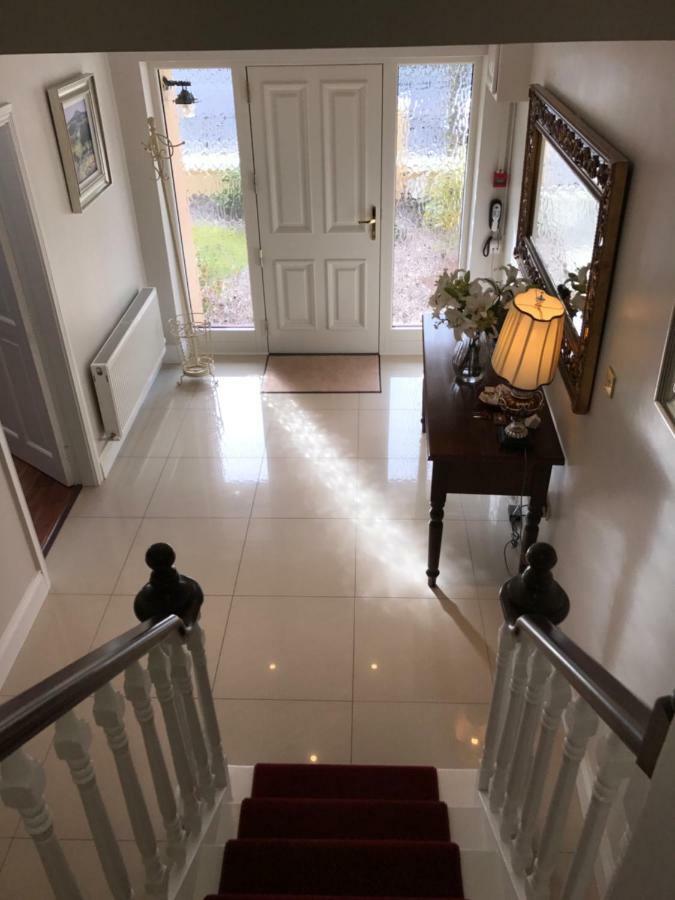 Town Centre Location -Free Private Parking -Luxury 4 Bedroom House All En-Suite With Power Showers -Full Kitchen, 2 Living Rooms - Great Location - Shops And Restaurants 3-Minute Walk -Fast Wi-Fi -Sleeps 9 Guests Holiday home