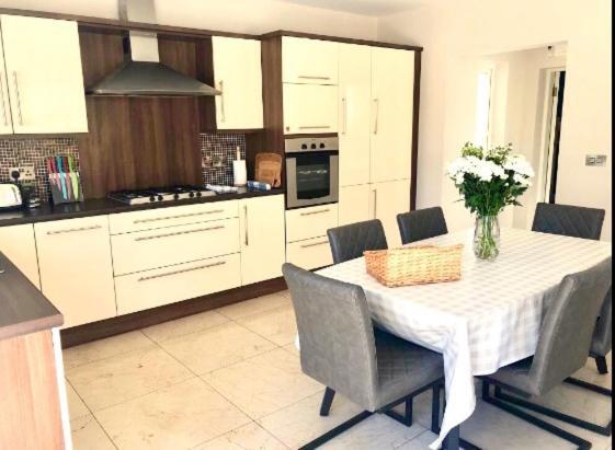 Shangri - La Spacious Family Townhouse Killarney